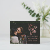 Moderne Roze Gouden Script Save the Date Postkaart Aankondigingskaart (Staand voorkant)