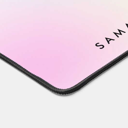 Moderne Roze Gradiënt Monogram Naam Bureaumat (Hoek)