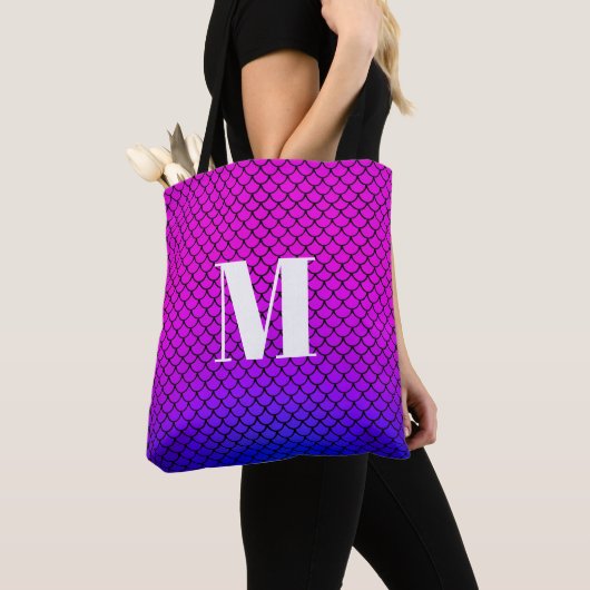Moderne Roze Gradiënt Zeemeermin Schalen Monogram Tote Bag (Dichtbij)