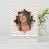 Moderne roze, grijze chevron zigzag verjaardagsfot kaart (Staand voorkant)