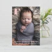 Moderne roze Initiaal Introductie nieuwe babyfoto Aankondiging (Staand voorkant)