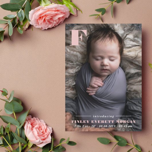 Moderne roze Initiaal Introductie nieuwe babyfoto Aankondiging