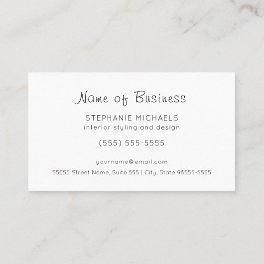 Moderne roze interieurdecorator met achterste stoe visitekaartje (Achterkant)