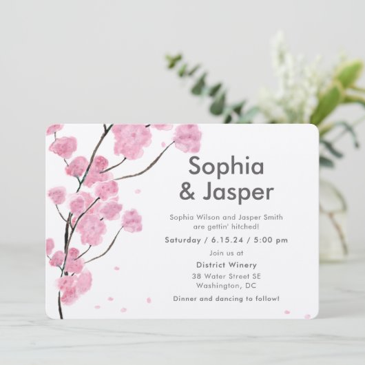 Moderne roze kersenbloesem bruiloft uitnodiging (Staand voorkant)