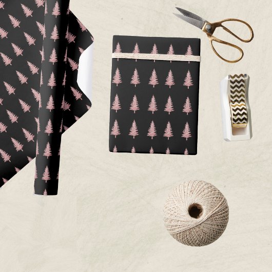 Moderne roze kerstbomen op zwart cadeaupapier