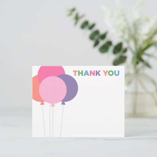 Moderne roze kleurrijke verjaardagsfeestballonnen bedankkaart (Staand voorkant)