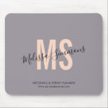 Moderne roze lavender script monogram naam muismat<br><div class="desc">Moderne roze lavender script monogram naam</div>