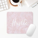 Moderne roze Marble Hustle Muismat<br><div class="desc">Aangepast ontworpen motivatie muispad met een feministisch en stijlvol roze vormgeving met "Hustle" in een modern handpenseelscript.</div>