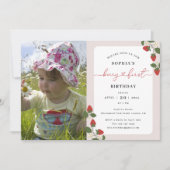 Moderne Roze Meisje's Berry Eerste Verjaardag Foto Kaart (Voorkant)