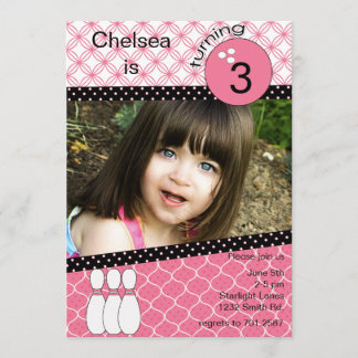 Moderne roze meisjes bowlinguitnodiging met foto kaart