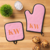 Moderne Roze Oranje Monogram Beginletters Geperson Ovenwant & Pannenlap Set (Top down)