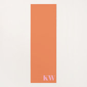 Moderne Roze Oranje Monogram Beginletters Geperson Yogamat (Achterkant)