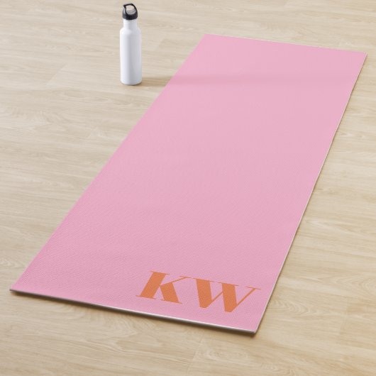 Moderne Roze Oranje Monogram Beginletters Geperson Yogamat (In situ)