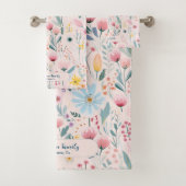 Moderne roze pastel bloemige familienaam gepersona bad handdoek (Insitu)