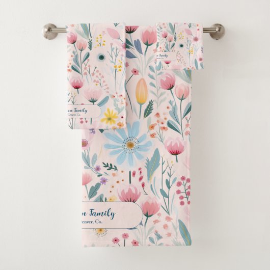 Moderne roze pastel bloemige familienaam gepersona bad handdoek (Insitu)