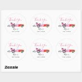 Moderne Roze Race Auto Baby shower Favor Ronde Sticker (Vel)
