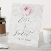 Moderne roze roos bloemenbruiloft liefde is zoet reclamebord met voetstuk (Insitu)