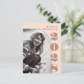 Moderne Roze Roze Boog Vet Schrift Foto Grad Aankondigingskaart (Staand voorkant)