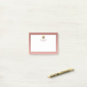 Moderne roze roze goudmonogram post-it® notes (Op bureau)