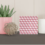 Moderne roze roze roodbruin Isometrisch patroon Tegeltje<br><div class="desc">Deze moderne keramische tegel heeft een isometrisch patroon in aanpasbare roze en witte tinten met een smeltende gouden textuur van het roos.</div>