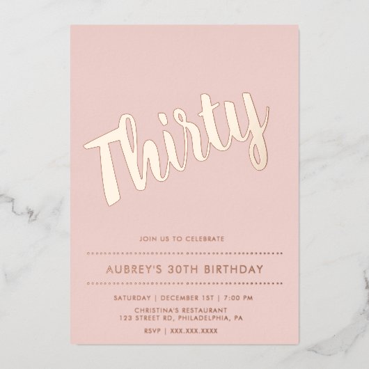 Moderne roze roze roze roodbruin 30e verjaardag folie uitnodiging (Voorkant)