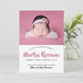 Moderne Roze Script Foto Pasgeboren Baby Meisje Ge Aankondiging (Staand voorkant)