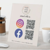 Moderne roze sociale media QR-code Reclamebord Met Voetstuk (Insitu)