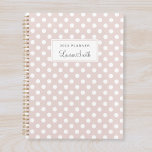 Moderne roze stippen planner<br><div class="desc">Aangepast ontworpen notitieboek voor planners met witte poka-punten op een stoffige roze kleur met een persoonlijke naam.</div>