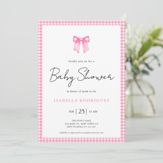 Moderne roze strik gingham babyshower uitnodiging (Staand voorkant)