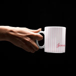 Moderne roze stripes Elegant Typografie Mok<br><div class="desc">Aangepast, gepersonaliseerd, elegant, donkerroze typografisch script, modern, cool, stijlvol, stijlvol, trendy lichtroze strepen patroonachtergrond, klastig, thee mok. Typ gewoon de naam van het jouw naam, de familienaam en het paar (bruid, bruin, man en vrouw), om deze aan te passen. Maakt een groot geschenk voor bruiloft, verjaardag, afstuderen, moederdag, kerst, feestdagen...</div>