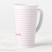 Moderne roze stripes Elegant Typografie Monogramed Latte Mok (Rechterhoek)