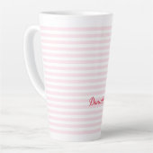 Moderne roze stripes Elegant Typografie Monogramed Latte Mok (Linkerhoek)