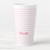 Moderne roze stripes Elegant Typografie Monogramed Latte Mok (Voorkant)