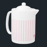 Moderne roze stripes Elegant Typografie Monogramed Theepot<br><div class="desc">Aangepast, gepersonaliseerd, elegant, donkerroze typografisch script, modern, coole, stijlvolle, stijlvolle trendy lichtroze witte strepen patroonachtergrond, klastig, monogrammed, 100% wit porselein, afwasveilig, microgolfveilig, theepot. Typ gewoon het type jouw naam / kinder naam / familienaam / bedrijfsnaam om aan te passen. Maakt een groot geschenk voor verjaardag, afstuderen, vaders dag, kerst, feestdagen,...</div>