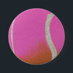 Moderne roze tennisbak met faux glitter line ronde button 7,6 cm<br><div class="desc">Speciaal klassiek tennisbalontwerp in glitter zilveren folie. Eenvoudig, minimalistisch geschenk voor je tenniscoach of tennisteam, of gewoon tennisballen met je initiaal, goud en stijlvol tennispatroonontwerp. Speciaal cadeau voor een tennisspeler. Dusty roos tennis gouden design. Trendy tennis player' home decor. Trendy moderne tennisspelersgiften. Cool retro modern cadeau voor je schooltenniscoach of...</div>