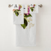 Moderne roze waterverf bloemboeket monogram bad handdoek (Insitu)