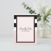 Moderne Roze Zwart & Witte Strepen Bewaar de Datum Aankondigingskaart (Staand voorkant)