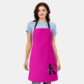 Moderne Roze Zwarte Script Monogram Schort (Gedragen)