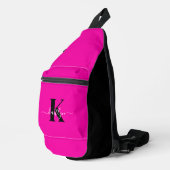 Moderne Roze Zwarte Script Monogram Sling Bag (Rechterhoek)