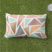 Moderne Rozen gouden munt Metallic Driehoeken Geom Buitenkussen (Gras)