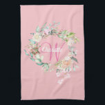 Moderne Rozen Roze Initiaal-monogram Theedoek<br><div class="desc">roze keukenhanddoek voor initialen,  voorzien van een mooie witte scriptnaam met een complimenterend roze initiaal dat is omgeven door een delicaat waterverf bloemige roos op een roze perzikachtergrond. Geef een speciaal cadeautje aan de schat aan creëer. Ontworpen door: Thisnotme©</div>