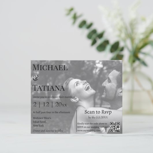 Moderne RSVP QR-code foto bruiloft uitnodiging (Staand voorkant)