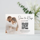 Moderne RSVP QR code minimalistische bruiloft foto Aankondiging (Staand voorkant)