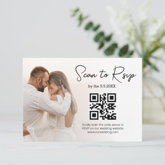 Moderne RSVP QR code minimalistische bruiloft foto Aankondiging (Staand voorkant)