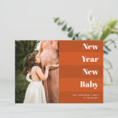 Moderne Rust Terracotta Nieuwjaar nieuwe babyzwang Feestdagenkaart (Staand voorkant)