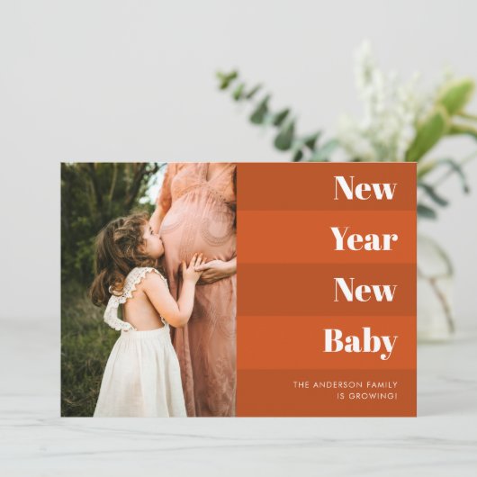 Moderne Rust Terracotta Nieuwjaar nieuwe babyzwang Feestdagenkaart (Staand voorkant)