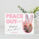 Moderne rust uit 2023 Gelukkig Nieuwjaar foto roze Feestdagenkaart (Staand voorkant)