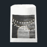 Moderne Rustic Black Wood Gold Lights Bigding Bedankzakje<br><div class="desc">Een prachtige samensmelting van bijtend hout in combinatie met de moderne goudelegante lampen en boog. Een uniek ontwerp dat zwarte en witte tonen met een streepje elegant goud gebruikt. Een landschuur ontwerp ontmoet de glamour van de stad. Een stijlvol huwelijksgunstontwerp met moderne elementen. Er zijn ook huwelijksuitnodigingen en andere kantoorbenodigdheden...</div>