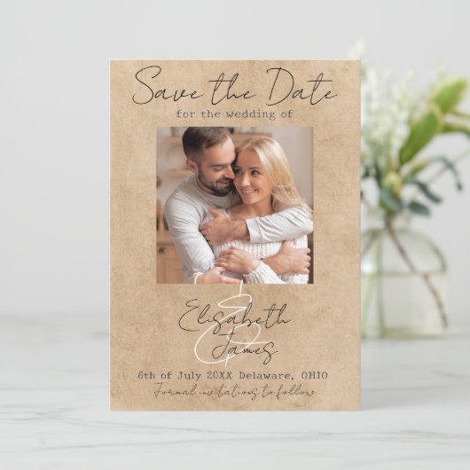 Moderne Rustic Elegant Script White Grey Voeg Foto Save The Date (Staand voorkant)