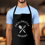 Moderne Rustic GRILLMASTER Cool Retro Custom Adult Schort<br><div class="desc">GRILLMASTER Brugplaat met een gepersonaliseerde GRILLMASTER-pron in een logo-stijl typografie met uw eigen naam en geboortejaar. Geweldig geschenk voor Vaderdag of een unieke verjaardagscadeau voor de man die van barbeque houdt. Dit is de zwarte versie.</div>